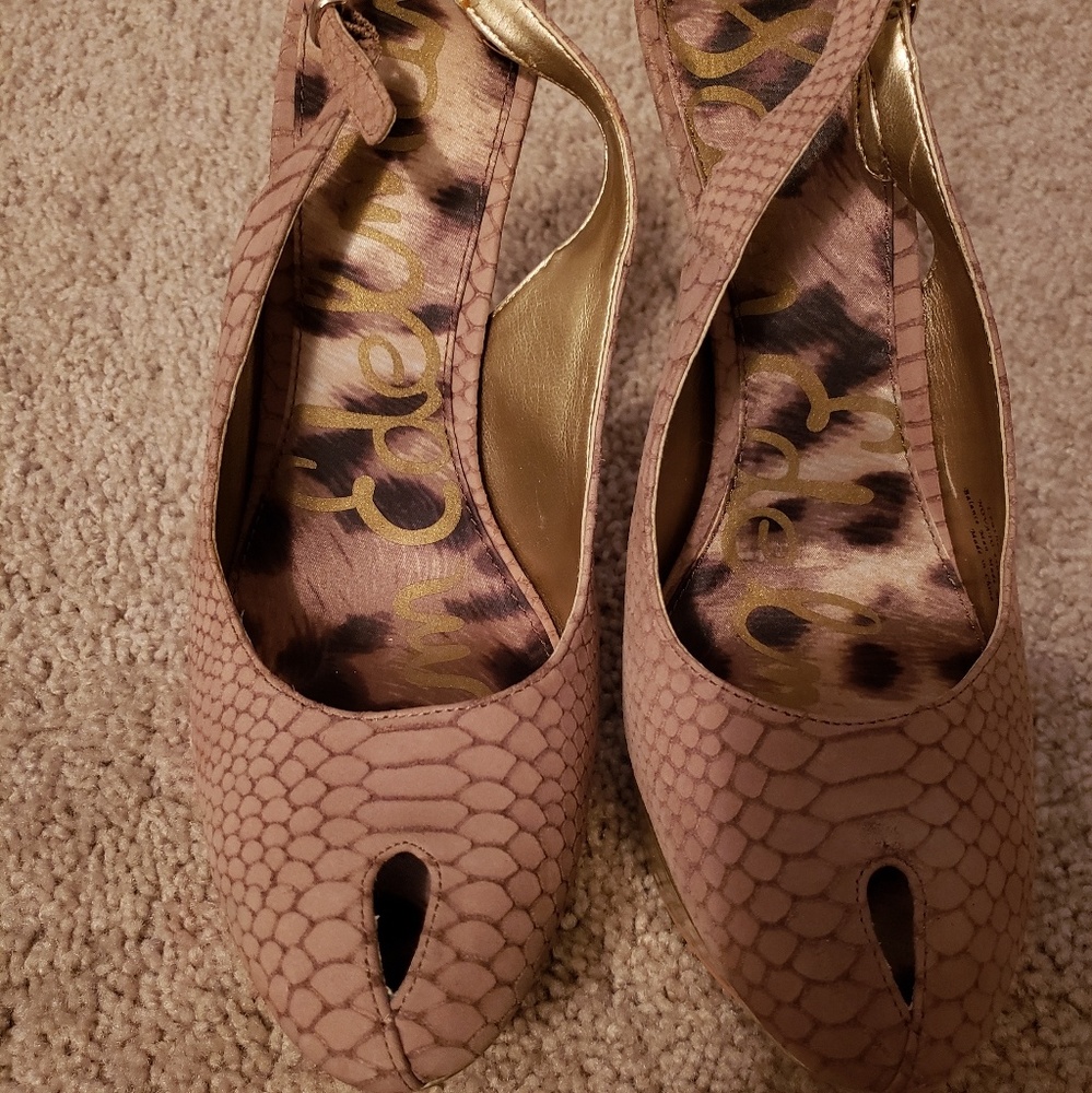 Platform slingback pumps